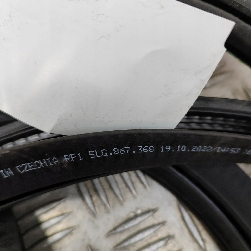 фото №8, Skoda enyaq iv 2022 правая сторона резиновый прокладка дверь задних