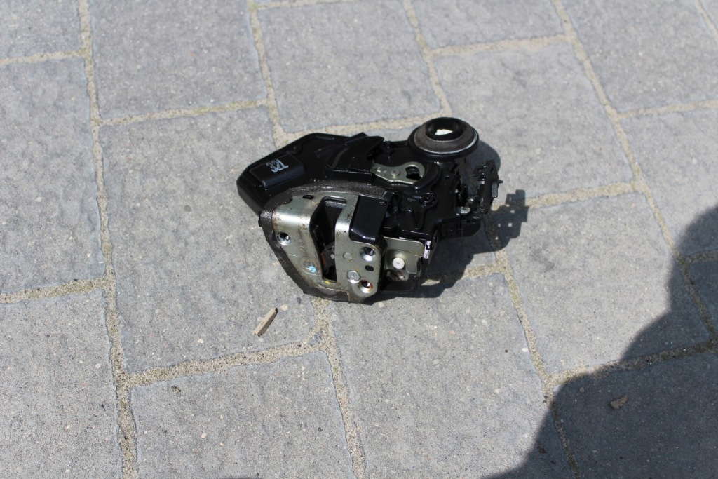 фото №1, Замок дверь левый задняя corolla verso ii europa 2pin avensis t25 corolla e12