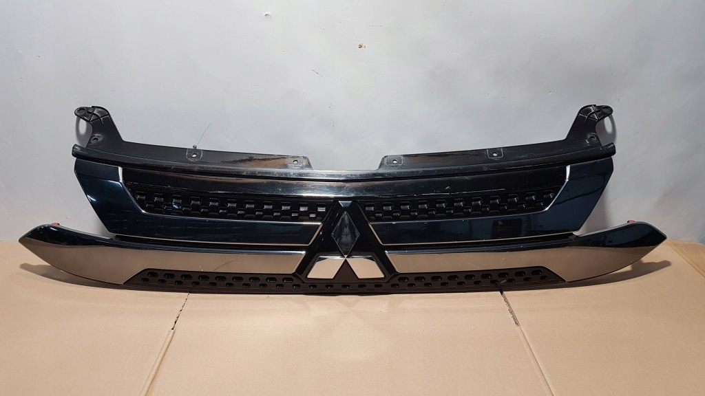 Решітка радіатора передній перед mitsubishi outlander 3 рестайлінг  7450b298 Зі Шроту