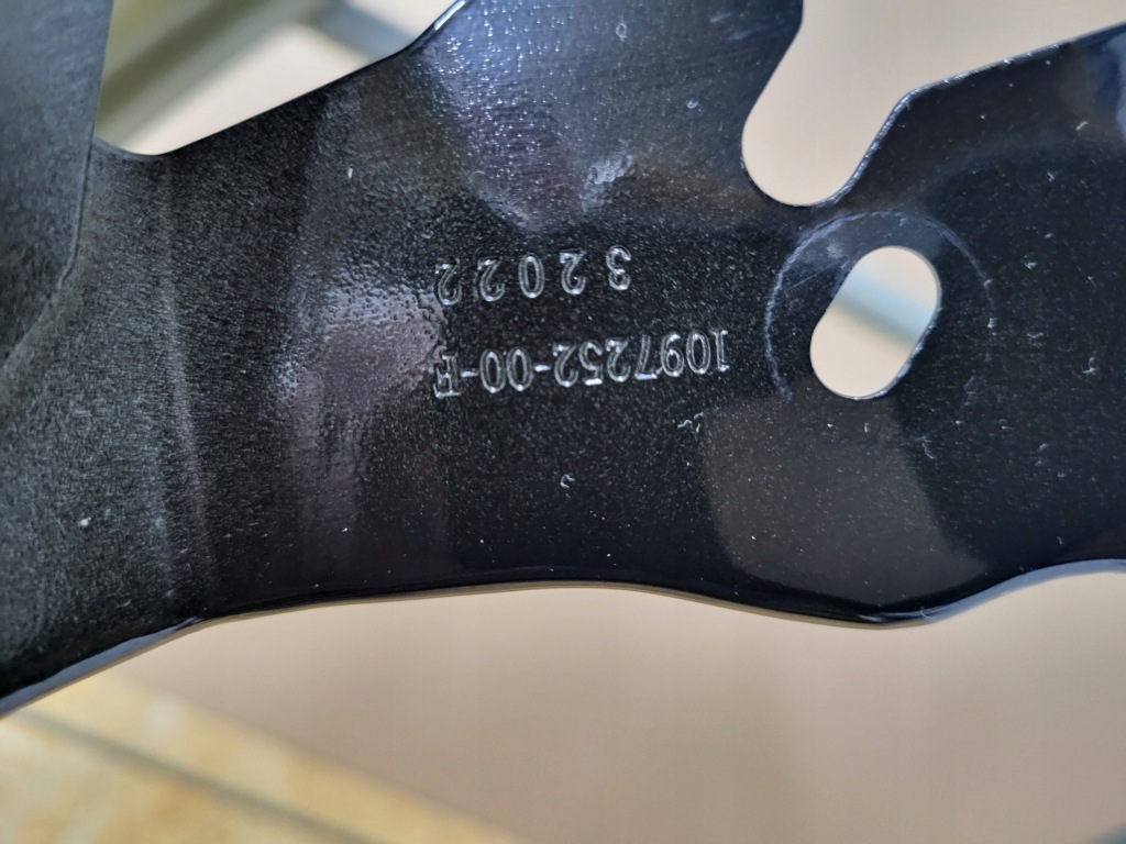 Tesla 3 3 крыло  передний перед правый  оригинальный в Украине