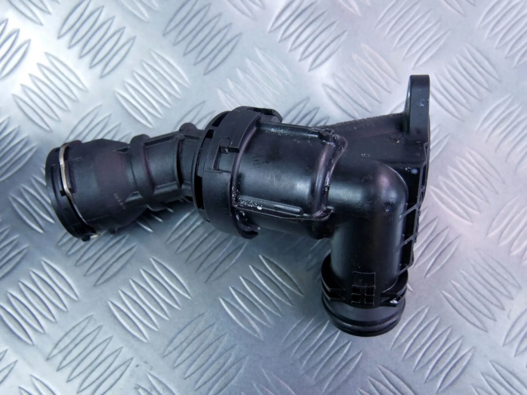 фото №1, Корпус термостата 04l121111 audi q2 2.0 tdi