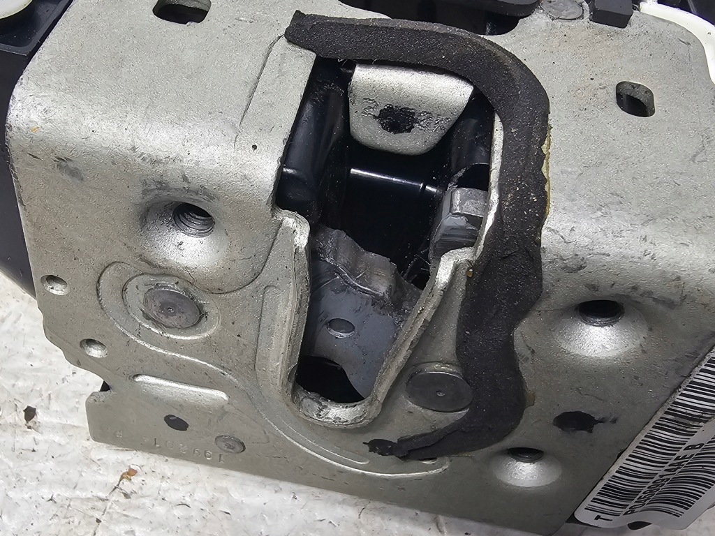 Jeep compass 17- замок дверь правый  задняя 04589914ae америка Оригинал