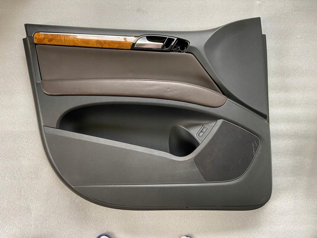 фото №1, Оббивка двері лівий перед q7 4l шкіра 4l1867105a