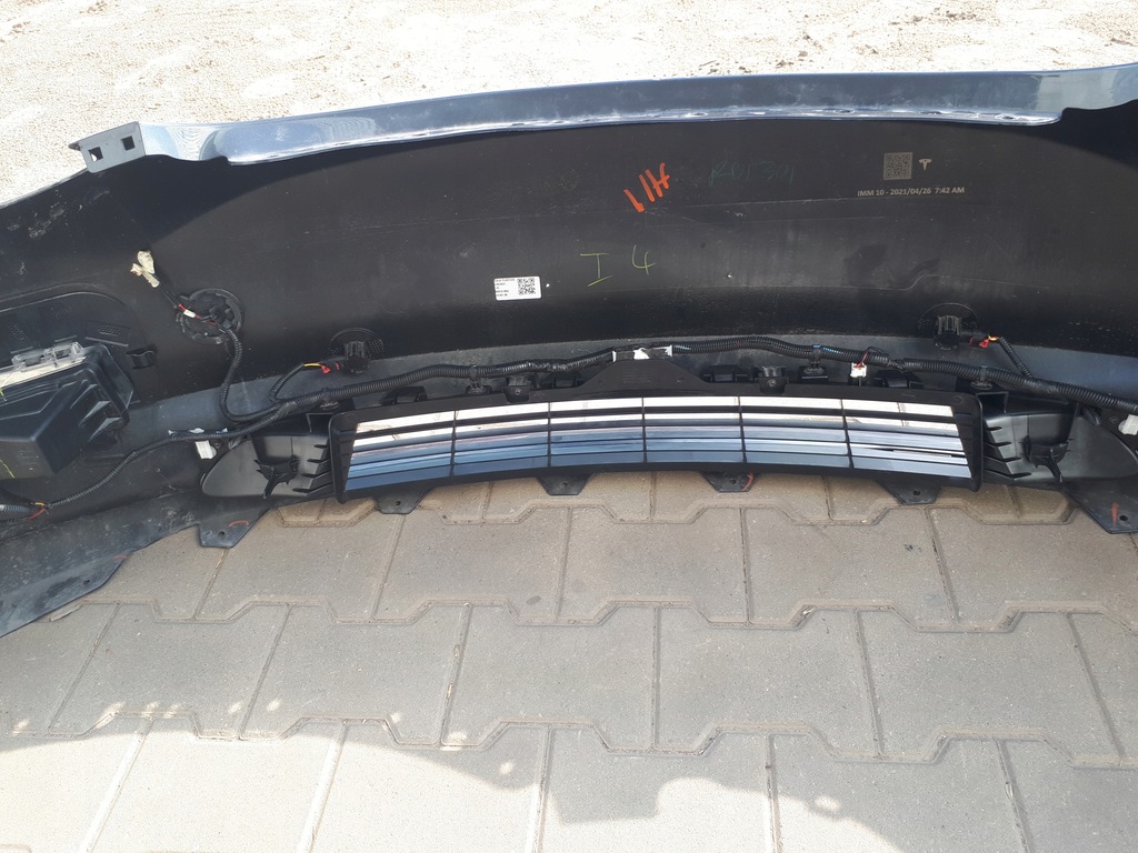 фото №6, Tesla 3 бампер перед оригинальный kompletny