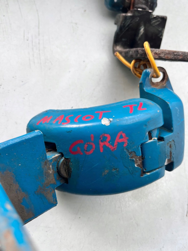 фото №4, Renault mascott --- петли крышки багажника