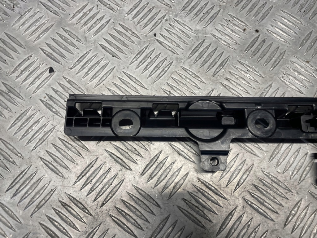 Bmw g22 g23 напрямна кронштейн поріг праве 7497384 Зі Шроту