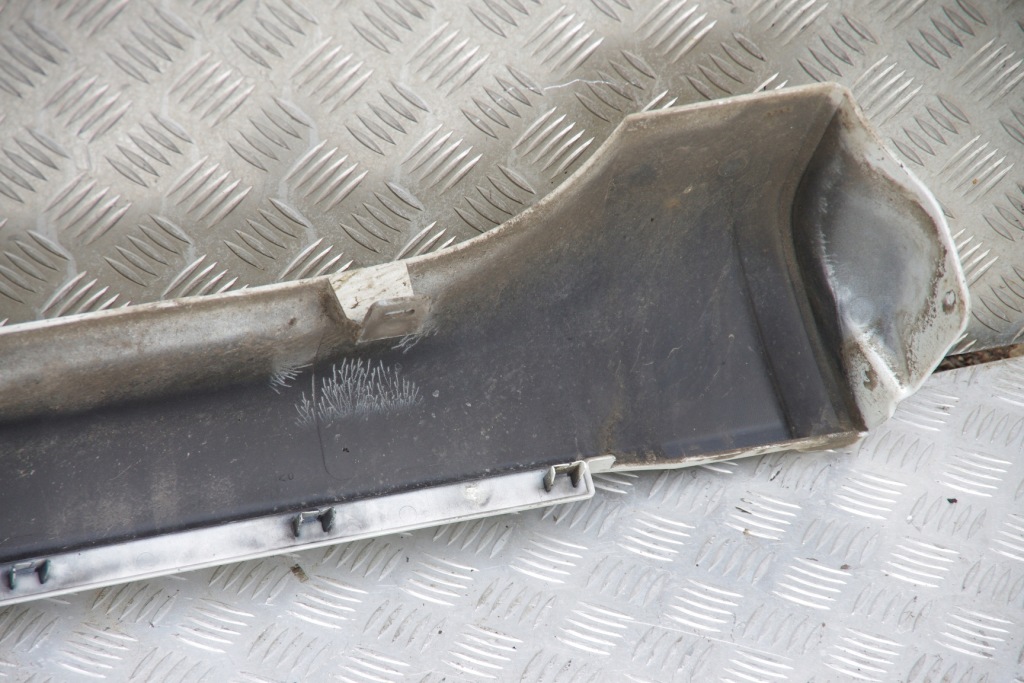 Молдинг порог правая jeep grand cherokee wk2 overland рестайлинг  pw7 bright white Оригинал