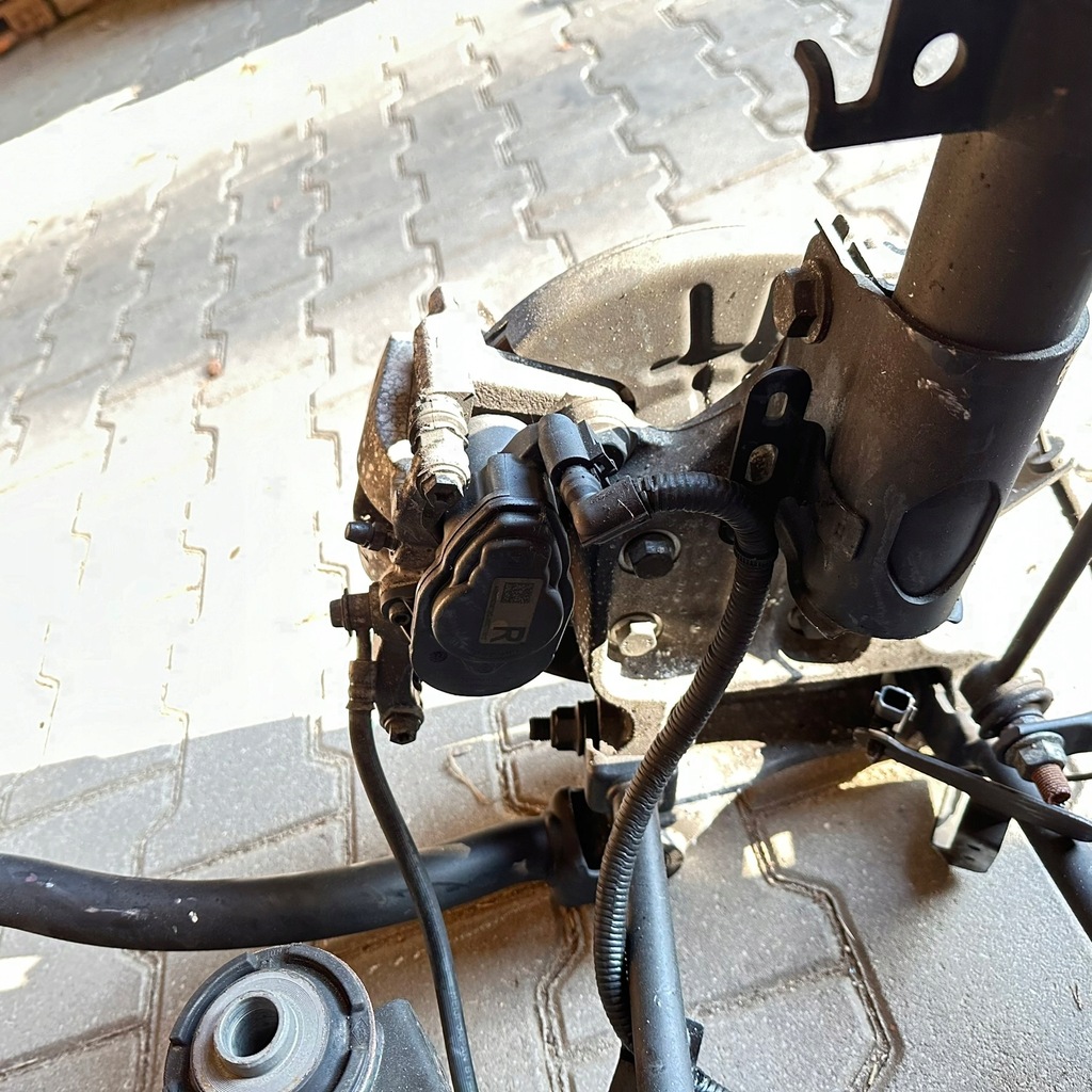 фото №8, Renault megane v e-tech ліва поворотний кулак амортизатор задня ступиця 543206va0a