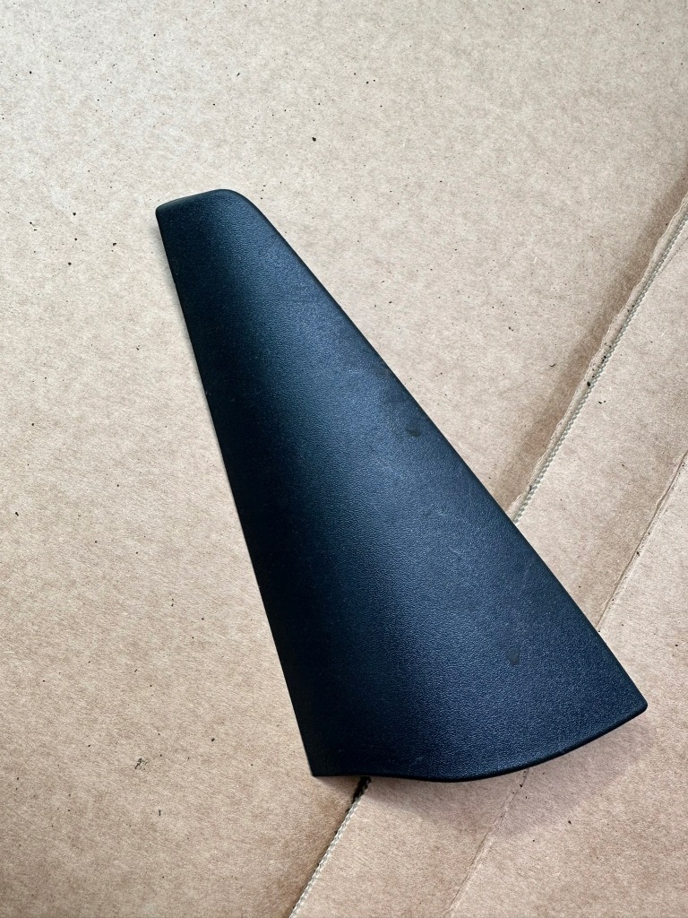 Заглушка двері, трикутник двері лівий задній mercedes b klasa w247 m в Україні