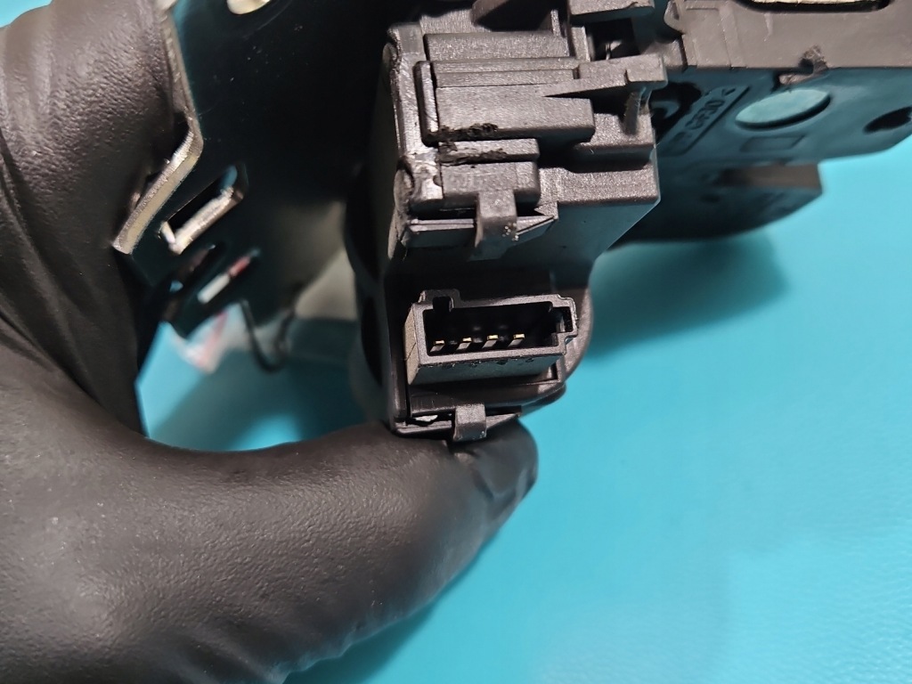 Замок крышки задний  20969620 495072894 opel insignia a hb в Украине