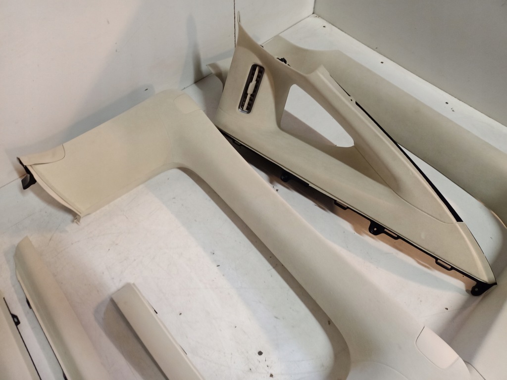 фото №9, Tesla x салон світлий пластики стійки стеля