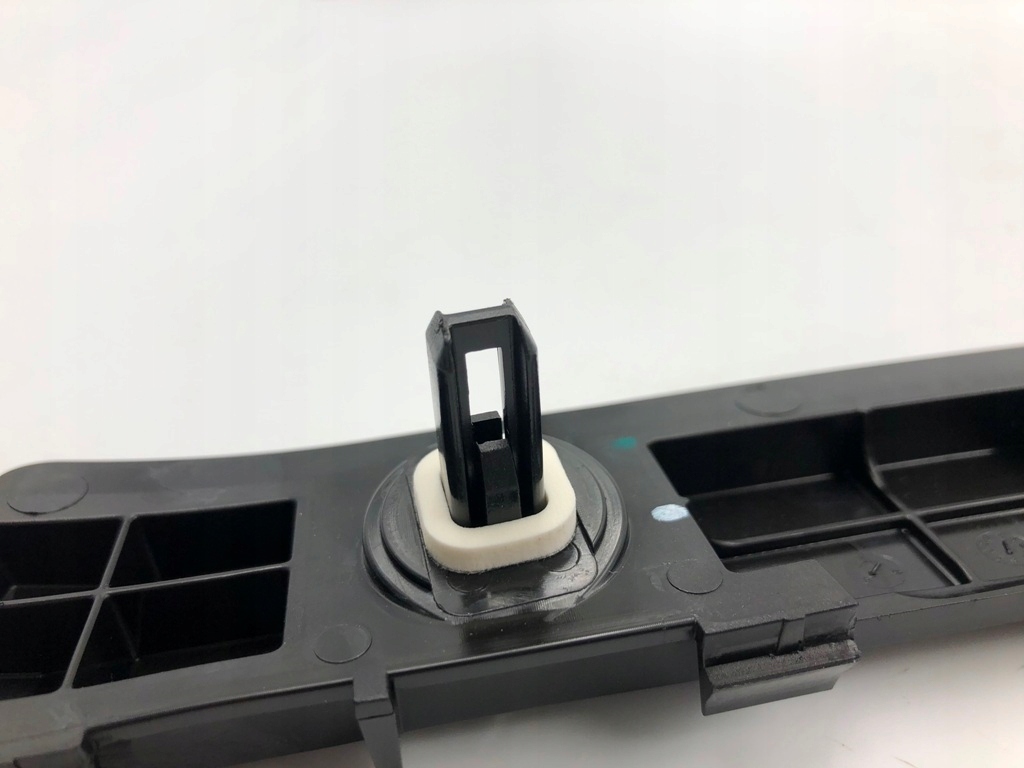 Направляющая бампера кронштейн кронштейн левый задний  1083988-00-j tesla model 3 Киев