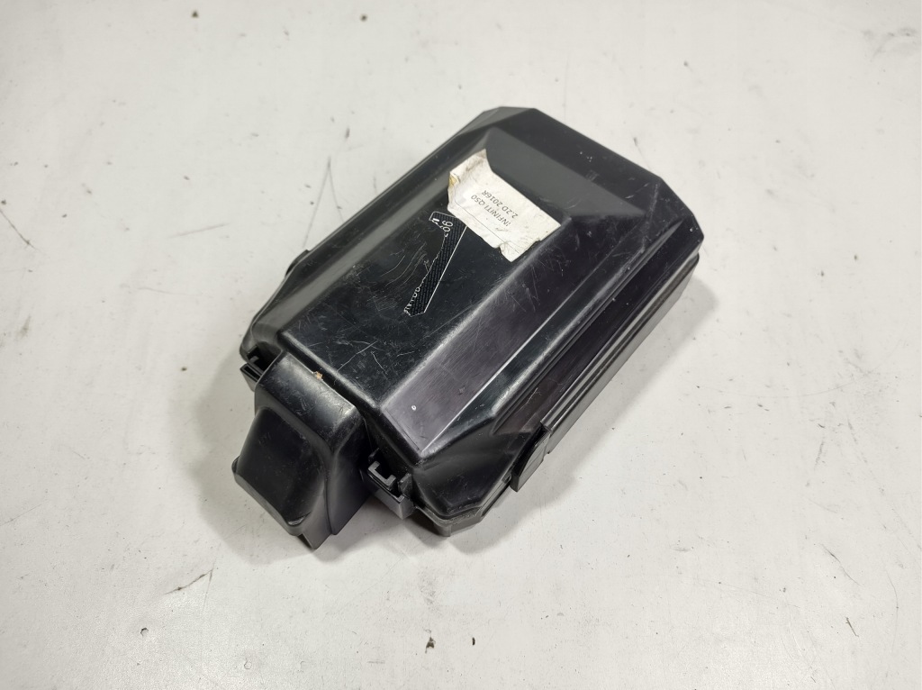 фото №1, Infiniti q50 14r- коробка предохранителей