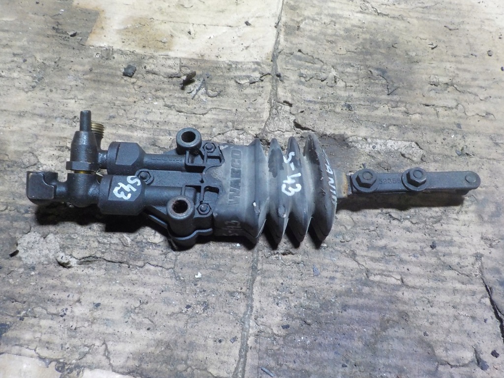 Купити Клапан вирівнювальний scania r420 4640010109