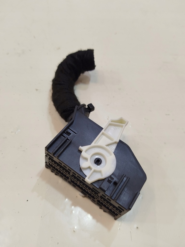 фото №1, Колодка штекер vw passat b8 5q0937700c