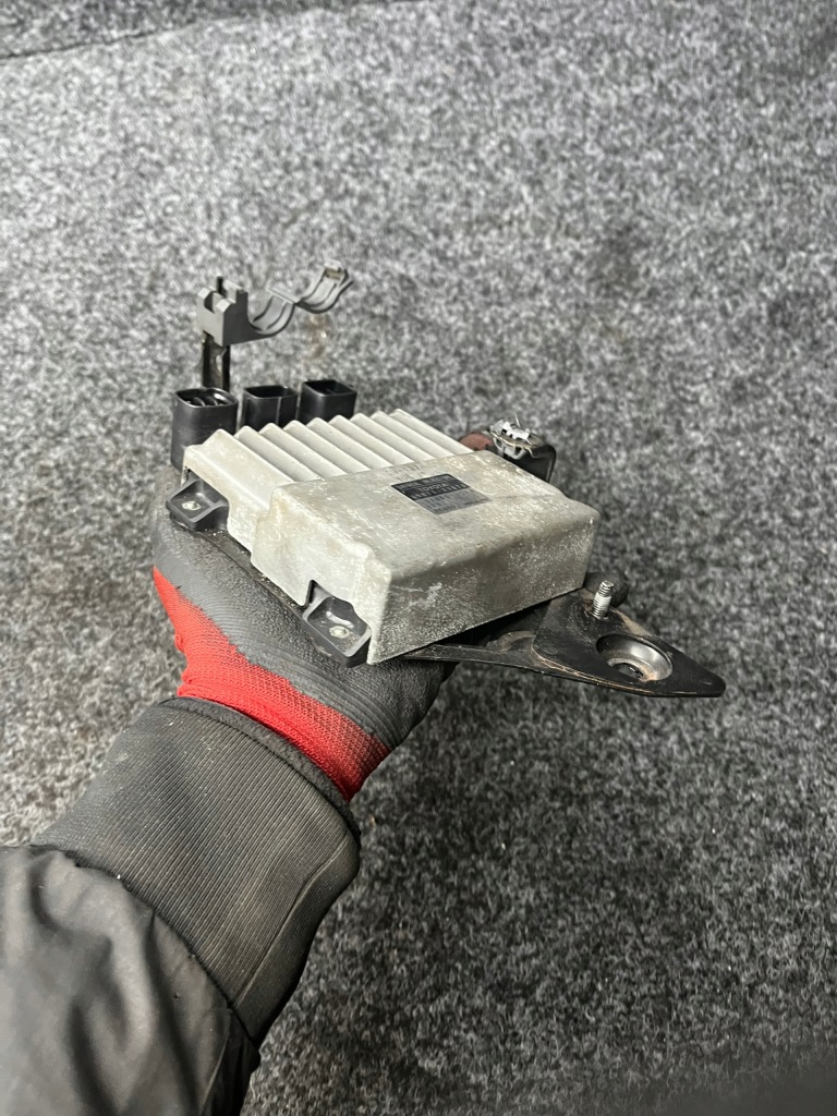 Блок управления модуль форсунок toyota avensis t25 8987120070 Цена