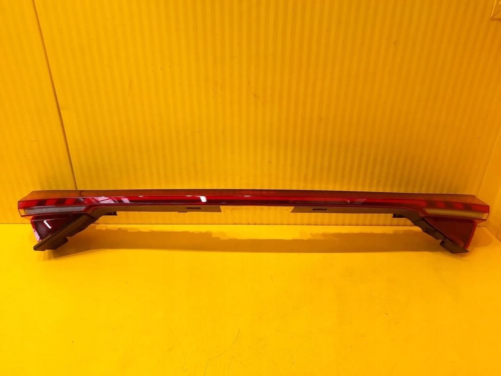 фото №1, Audi e-tron gt 4j3 лампа задня led накладка 4j3945095