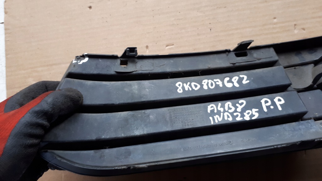 A4 b8 решётка бампера правый перед 8k0807682 Киев