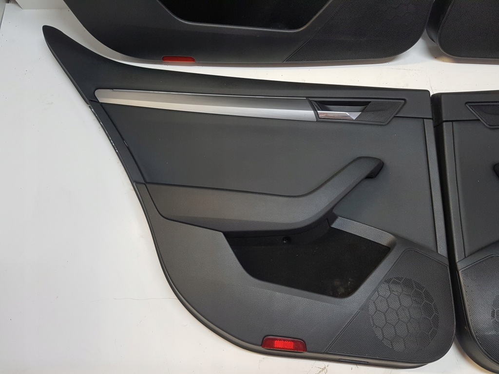 Skoda superb iii 3v обшивка двері задній підсвічуваний в Україні