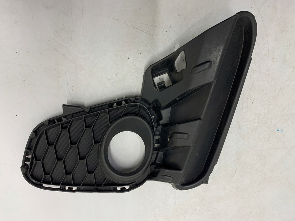 фото №1, Mazda оригинальный номер bgv4-50c11 заглушка бампера передний p