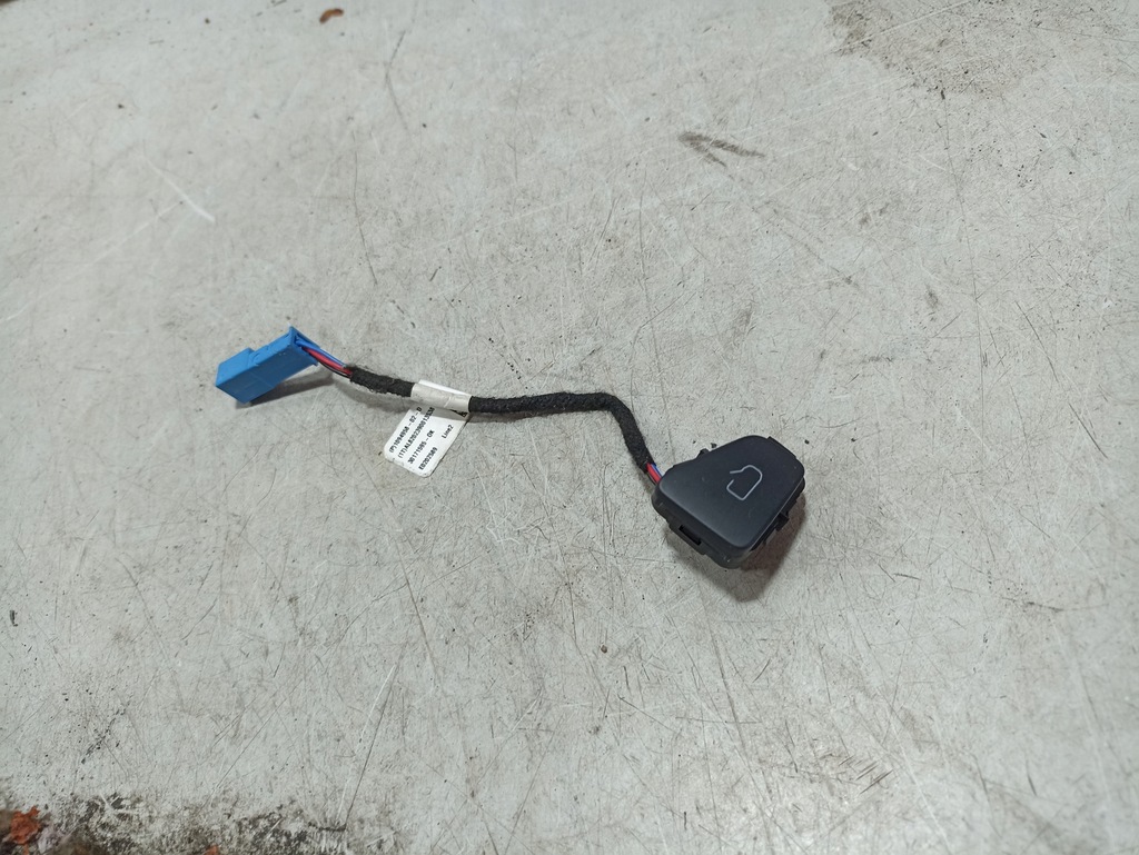 фото №1, Tesla model 3 кнопка відкривання двері 1094958-02-d