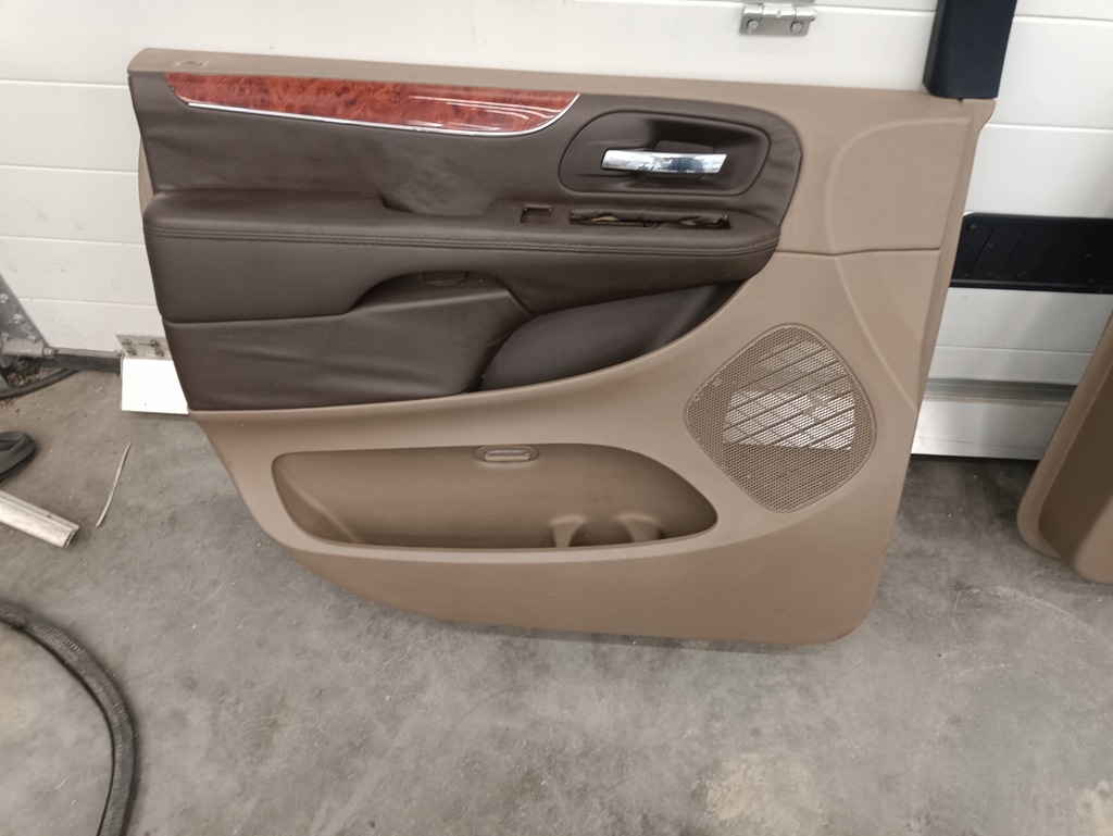 фото №8, Chrysler town country обшивка двері правий перед обшивки оббивка