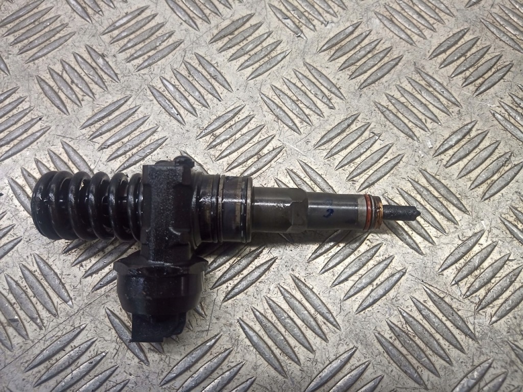 Купити Насос-форсунка audi a3 8p 1.9 tdi 038130073ag