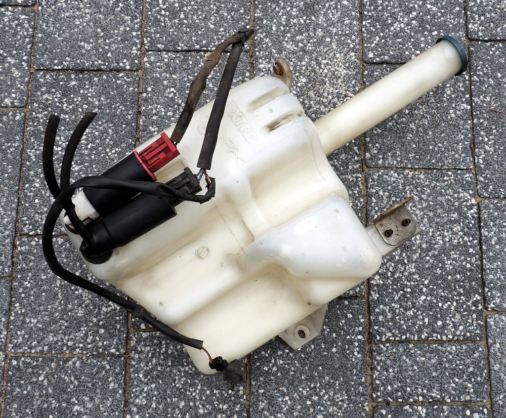 фото №1, Toyota avensis i бак омывателя окон