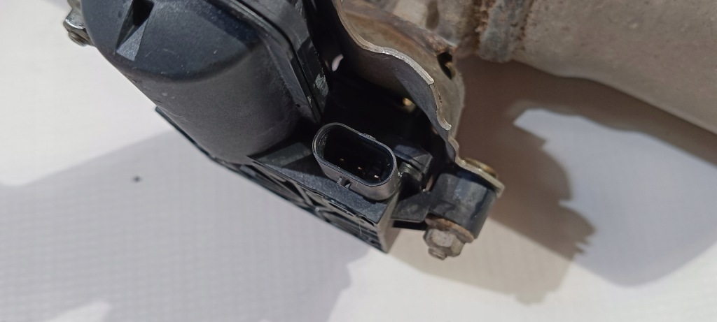 Actuator дросельна заслінка кришка багажника вихлоп ліва комплект  dodge charger challenger 2015- Недорого