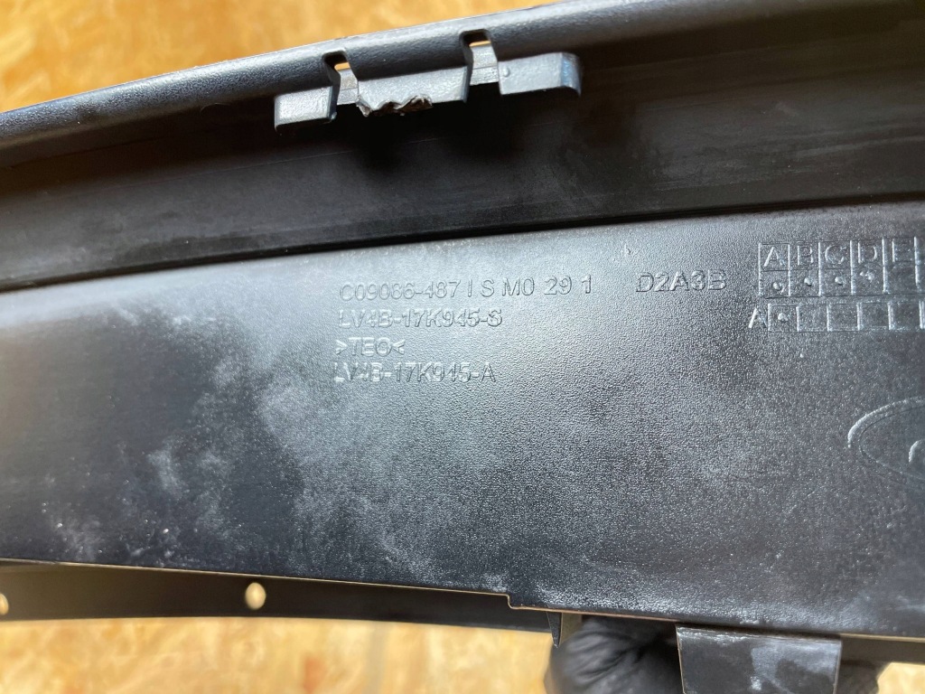 Решётка средняя бампера передний ford kuga mk3 st-line lv4b-17k945-s 19- в Украине