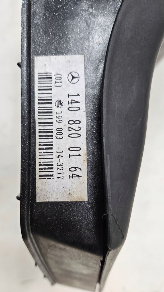 Вкладыш лампы левый задний  mercedes s-klasa 1408200164 Цена