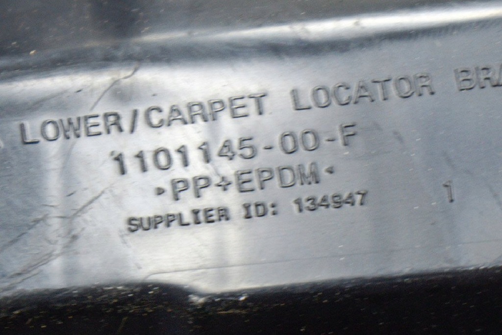 фото №6, Tesla model 3 правый кронштейн lokalizatora ковёр 1101145-00-f 2018