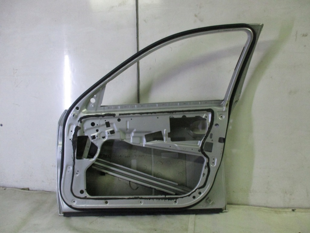 Дверь правый  перед передние bmw e60 Оригинал