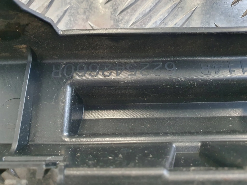 Renault megane e-tech 2022-2023 решётка средняя бампера перед передний Оригинал