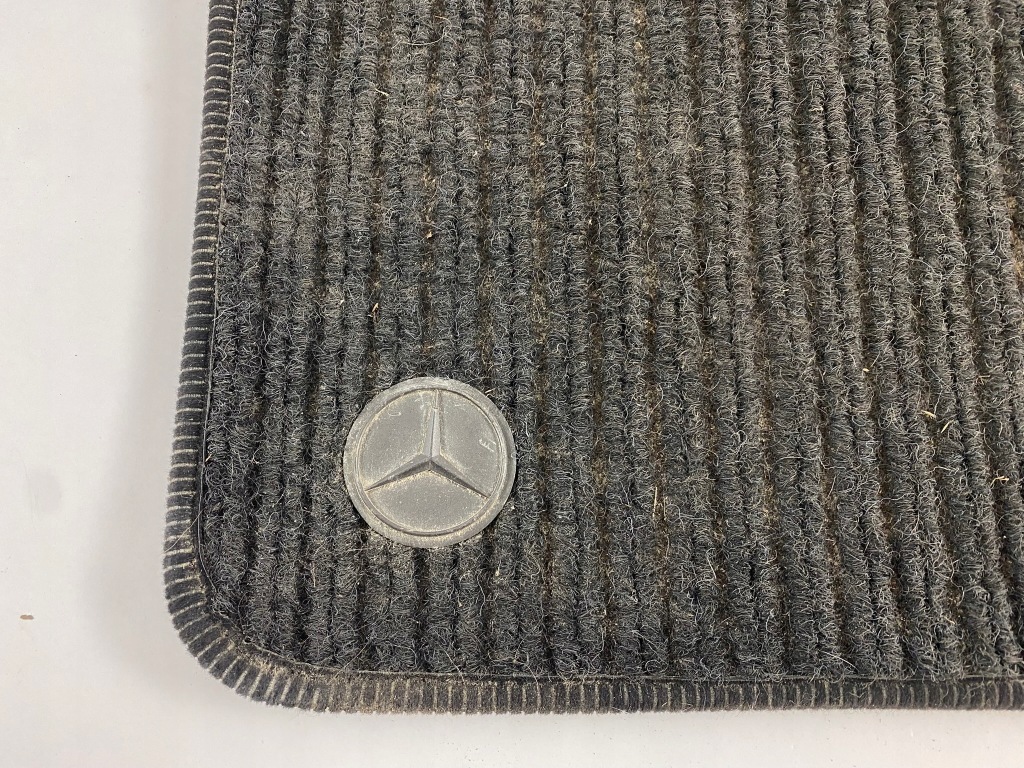 Килимки комплект  велюрові задній правий лівий mercedes w124 чорні пошкодження в Україні