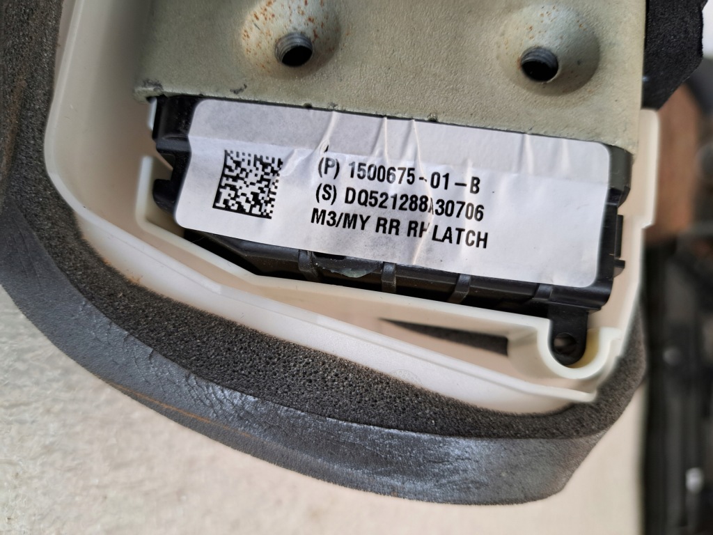 Замок дверь правый задний  tesls 3 1500675-01-b Оригинал