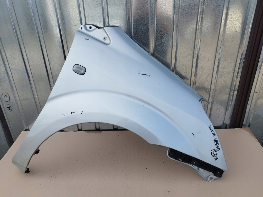 Купити Крила правий перед оригінал toyota corolla verso 2 рестайлінг  07-2009 колір 1c0