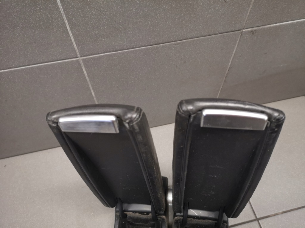 фото №10, Подлокотник чёрный средний кожа audi a8 d3