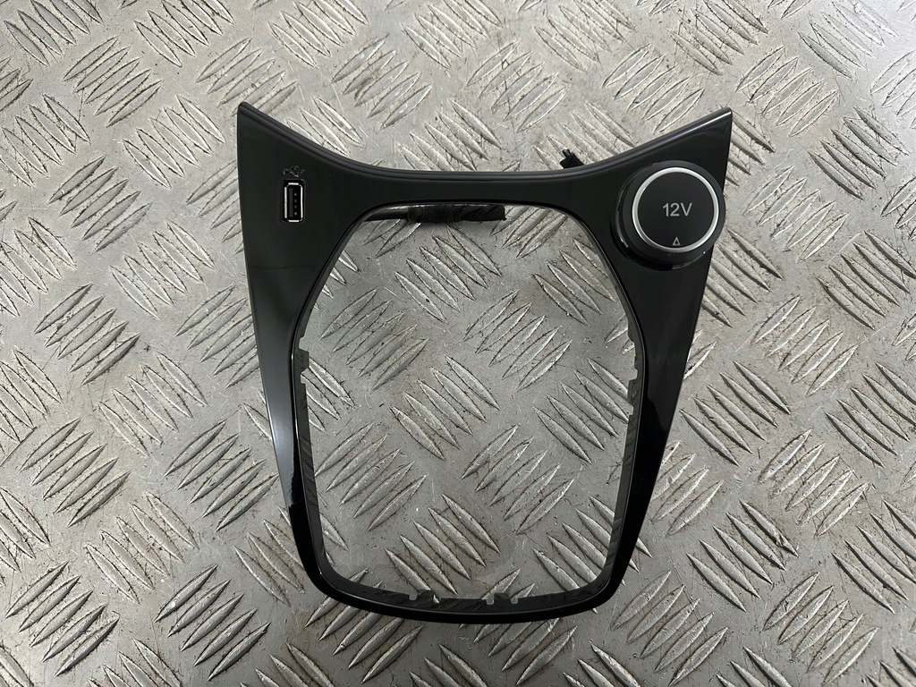 фото №1, Ford fiesta mk8 рамка dekor роз'єм прикурювача