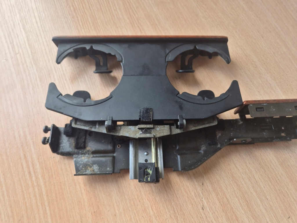 Bmw e38 кронштейн на напої чашки cup тримач 51168160476 8160476 панель  перед Ціна