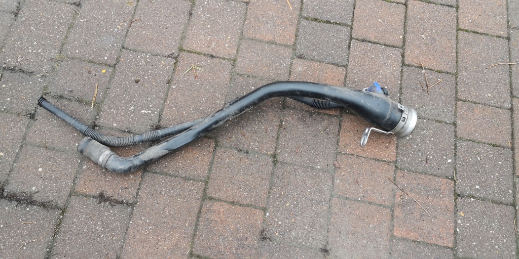 Купить Bmw f40 труба заливной топлива 1056876006