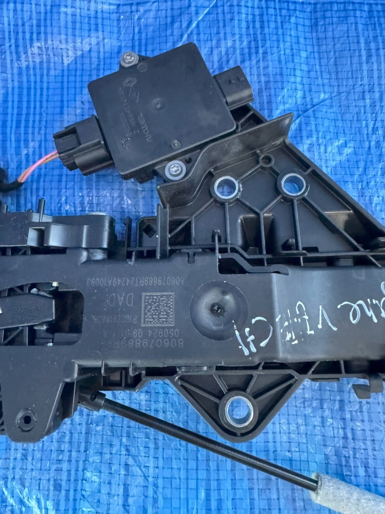 Ручка дверь передних левых renault megane v e-tech 806079889r Цена