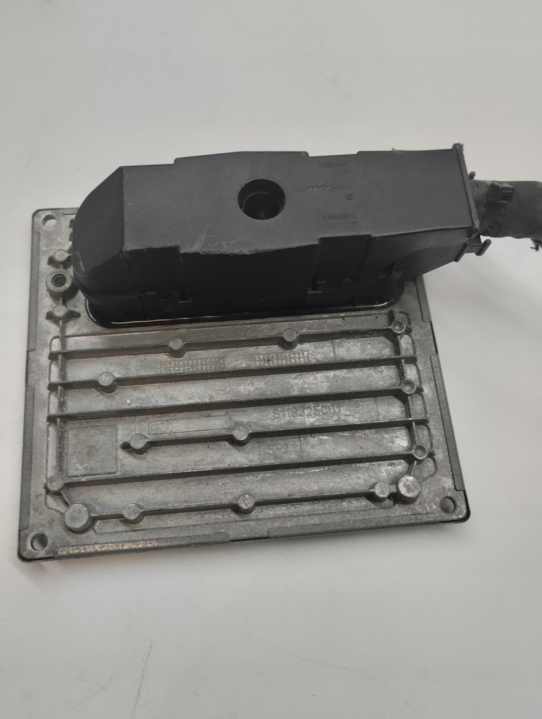 фото №1, Блок управления двигателя s122185001d