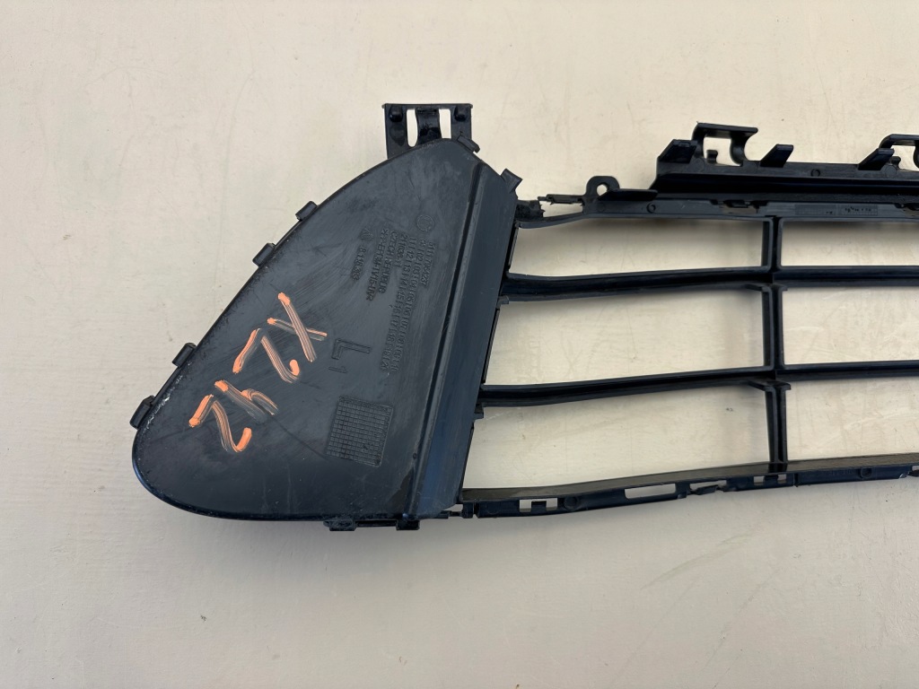 Bmw x1 f48 15-22r решётка средняя бампера перед передняя Киев