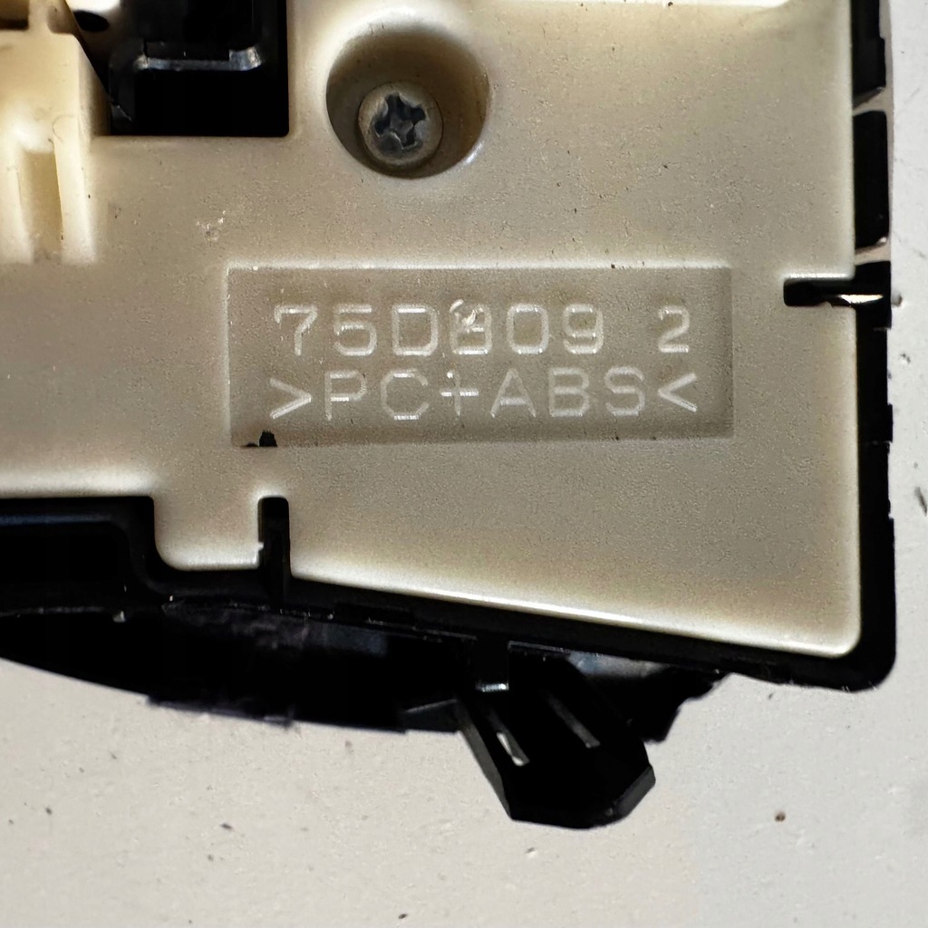 фото №11, Toyota prius xw30 2011 середина кнопка світла аварійних 75d8092