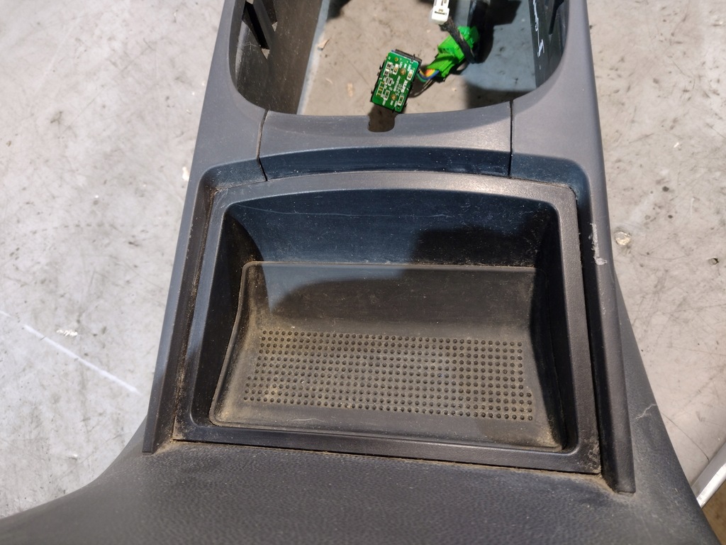 фото №9, Туннель средний подлокотник оригинальный номер 8687408 volvo v50 05r.