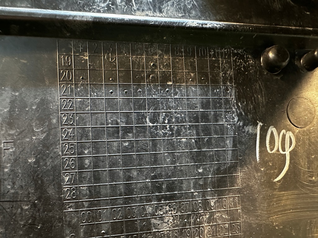 фото №14, Porsche taycan 9j спойлер диффузор dół бампер задняя 9j0807983