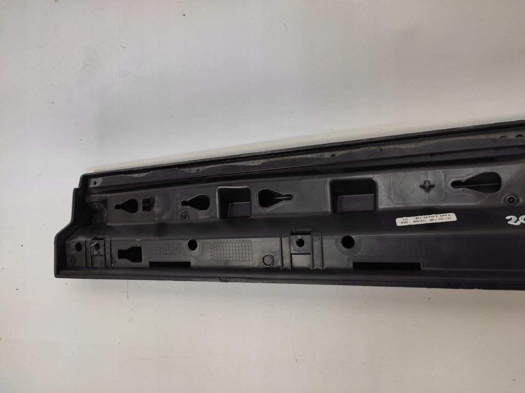 фото №6, Maserati levante молдинг двері права задня задня 17-