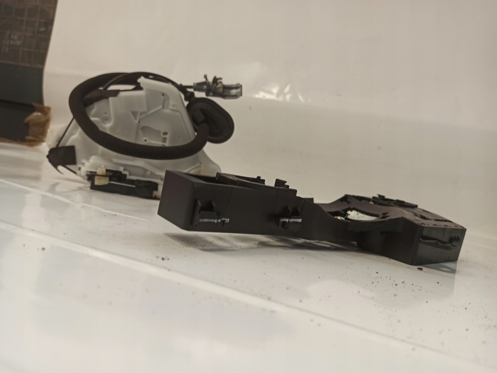 фото №1, Renault arkana 22 замок дверь левый задняя 4 pin eu 825035824r