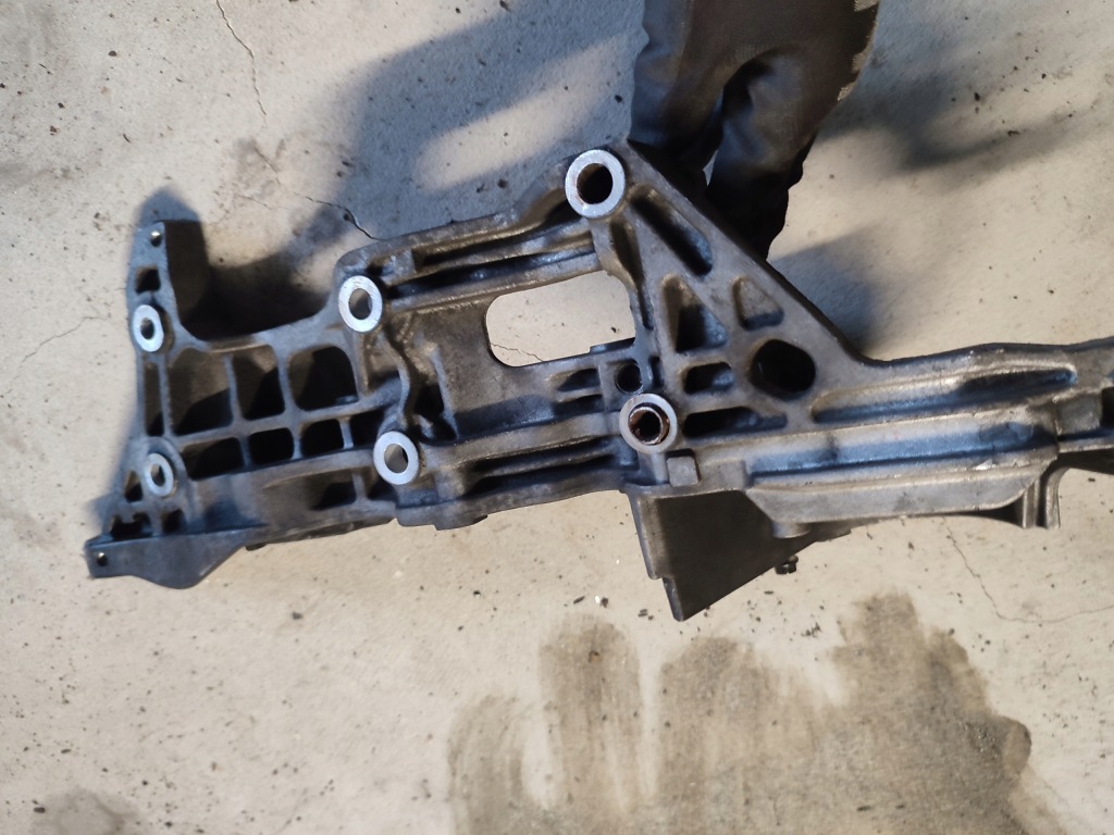 Кронштейн генератора vw audi seat skoda 04l903143b в Україні